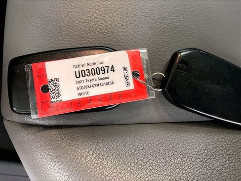 Used 2021 Toyota Sienna XLE w/ XLE Plus Package AWD/4WD image 32