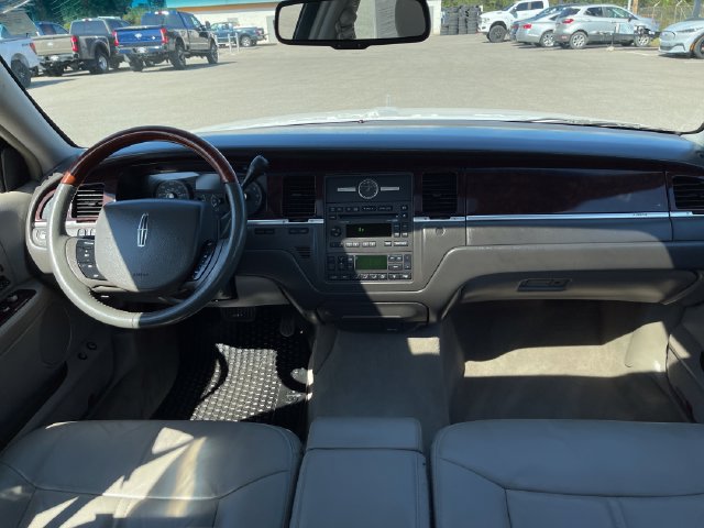 Used 2007 Lincoln Town Car Signature Limited RWD image 12
