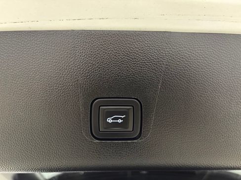 Used 2023 Chevrolet Traverse LT w/ LT Premium Package AWD/4WD image 40
