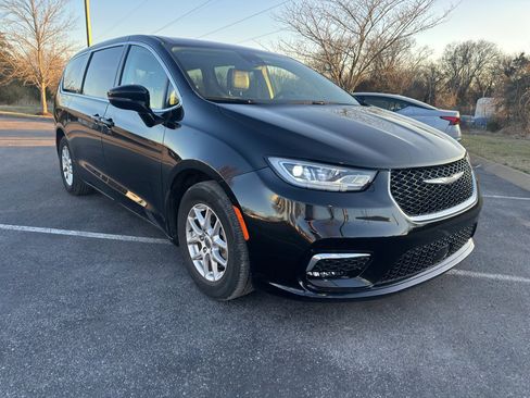 Used 2024 Chrysler Pacifica Touring-L image 1