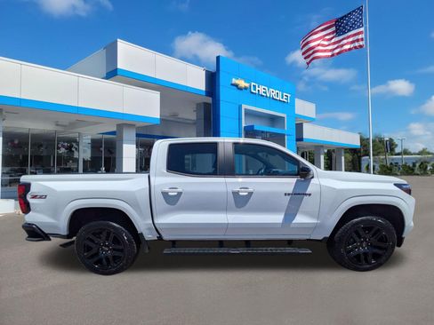 Used 2025 Chevrolet Colorado Z71 w/ Technology Package AWD/4WD image 2