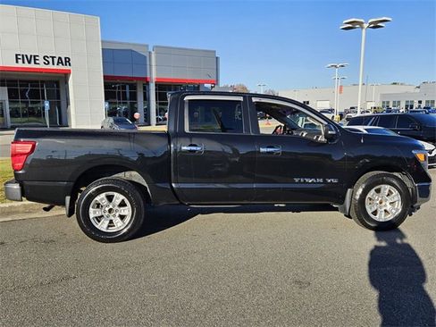 Used 2019 Nissan Titan SV image 12