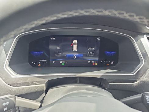 Used 2023 Volkswagen Tiguan SE R-Line image 10