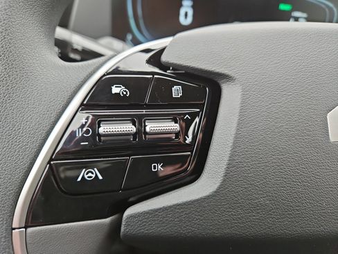 Used 2025 Kia Niro LX image 25