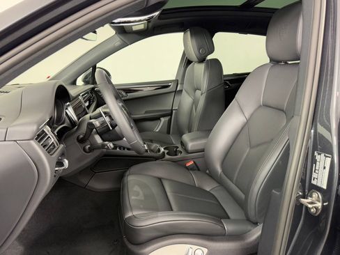 Certified 2026 Porsche Macan AWD/4WD image 5