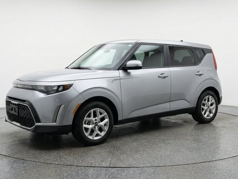 Used 2025 Kia Soul LX w/ LX Technology Package FWD image 3