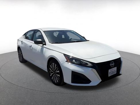 Used 2025 Nissan Altima 2.5 SV FWD image 3