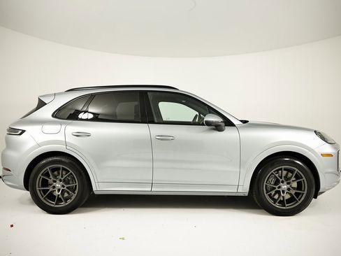 Certified 2025 Porsche Cayenne image 8