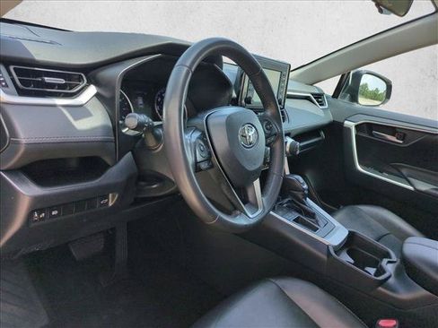 Used 2019 Toyota RAV4 XLE Premium FWD image 10