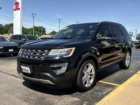 Used 2017 Ford Explorer XLT w/ Equipment Group 202A AWD/4WD image 5