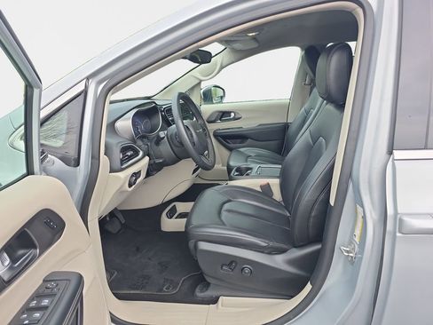 Used 2023 Chrysler Pacifica Touring-L image 12
