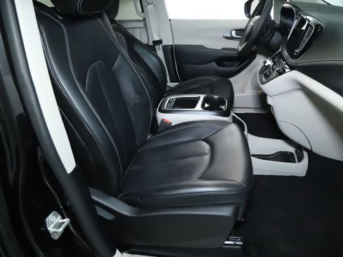 Used 2023 Chrysler Pacifica Touring-L image 34