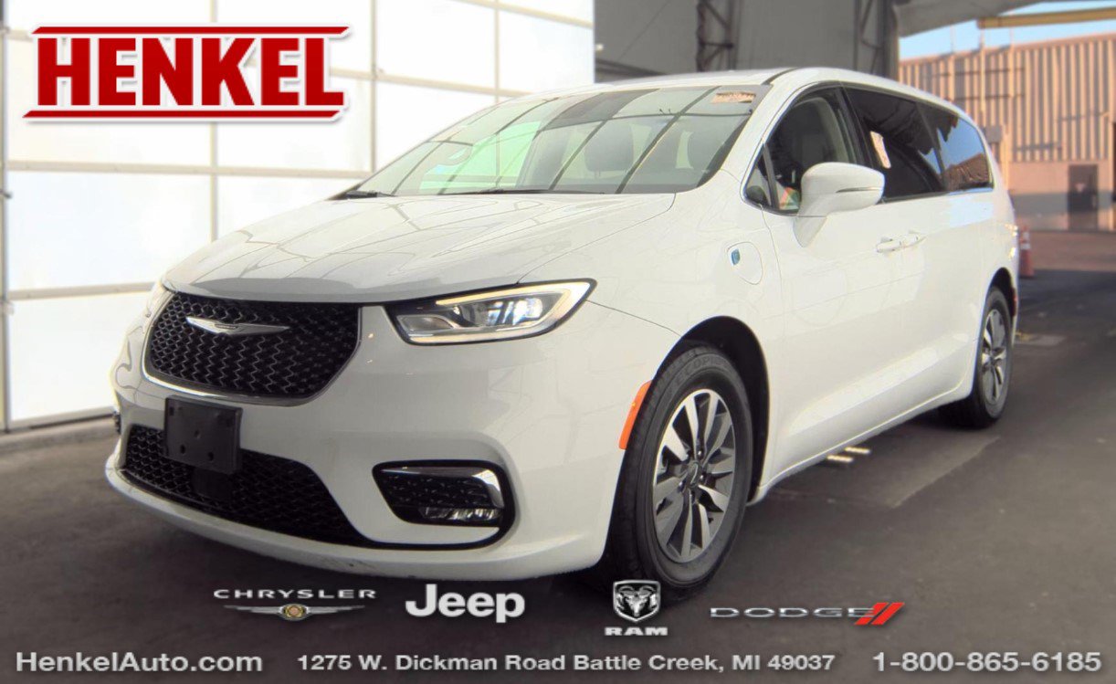 Used 2022 Chrysler Pacifica Touring-L FWD image 1