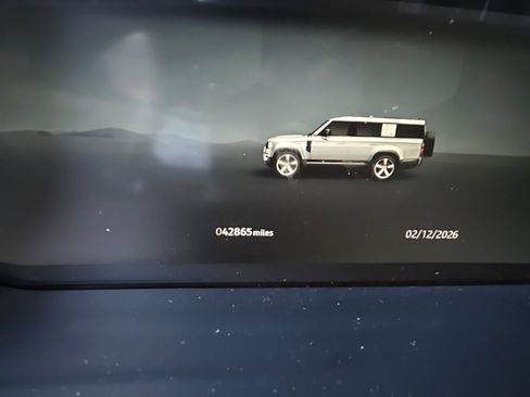 Used 2024 Land Rover Defender 130 X-Dynamic SE image 10