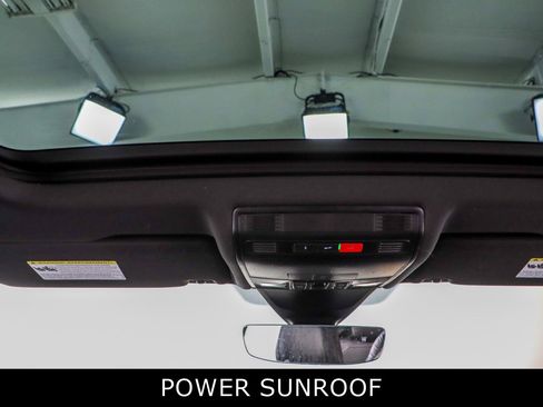 Used 2023 Volkswagen Tiguan SE R-Line image 21