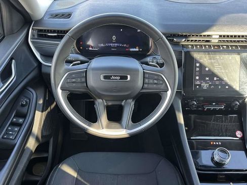 Used 2023 Jeep Grand Cherokee Laredo image 17