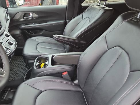Used 2025 Chrysler Pacifica Select image 18
