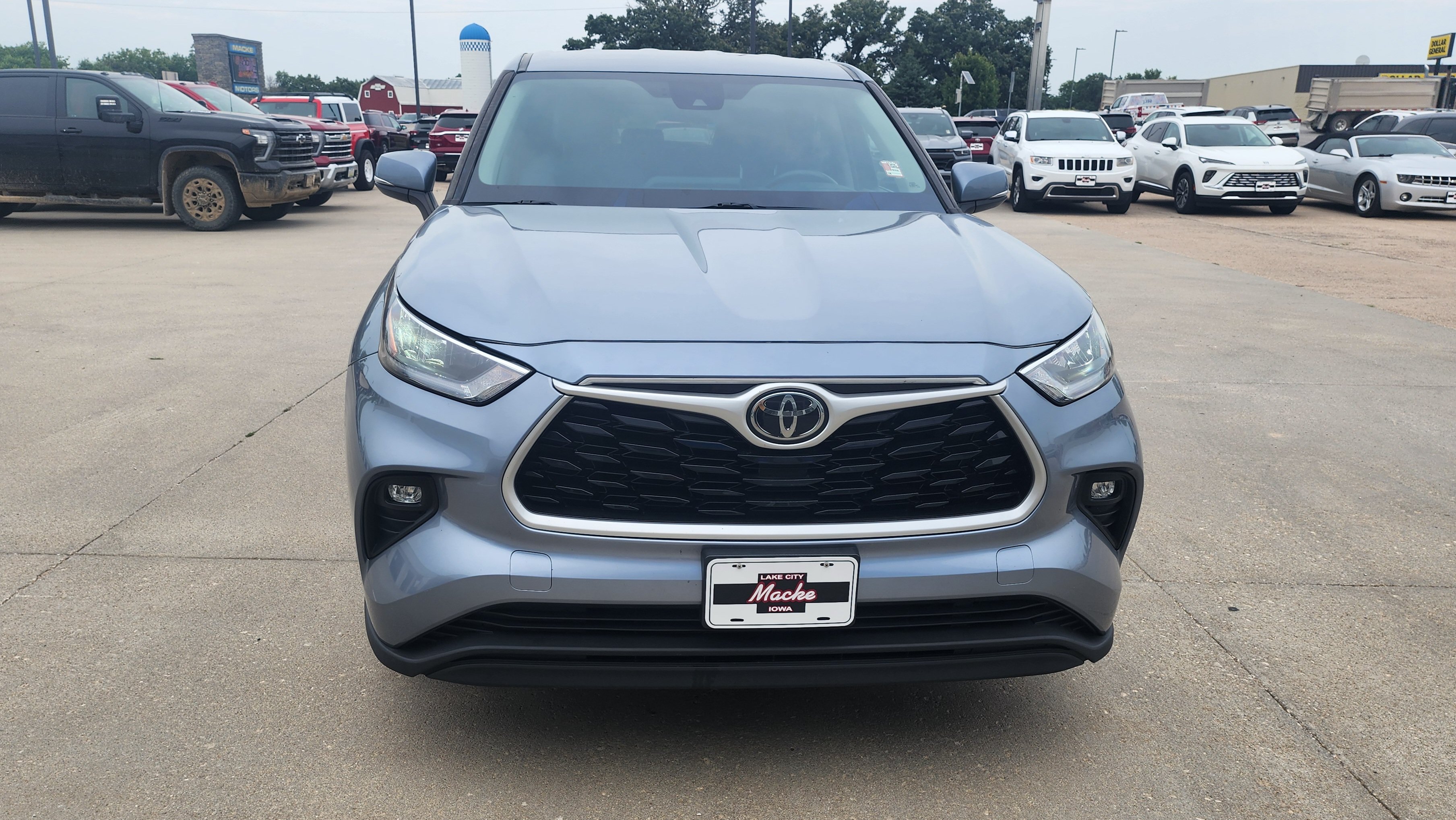 Used 2020 Toyota Highlander LE AWD/4WD image 2