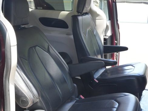Used 2018 Chrysler Pacifica Touring-L FWD image 15