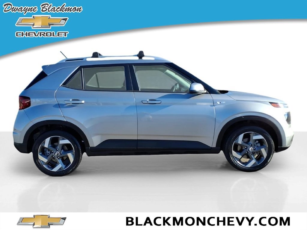 Used 2025 Hyundai Venue SEL FWD image 2