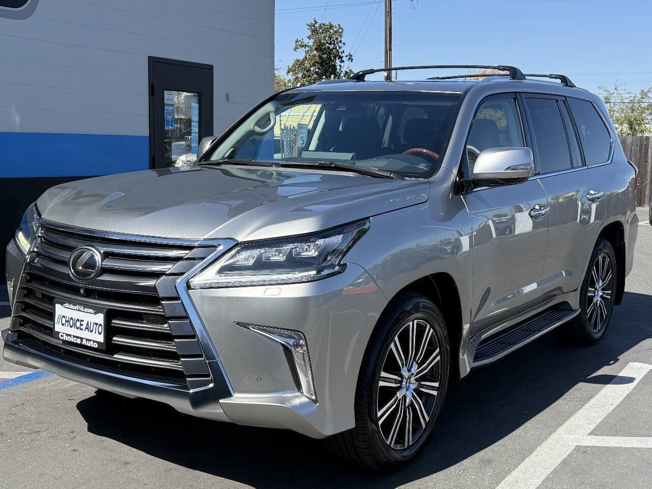 Used 2021 Lexus LX 570 4WD w/ Luxury Package image 3