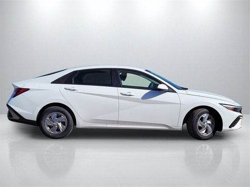 New 2026 Hyundai Elantra SE image 3