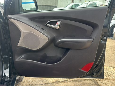 Used 2013 Hyundai Tucson GL image 14