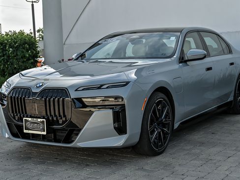 Used 2025 BMW 750e xDrive w/ Premium Package AWD/4WD image 5