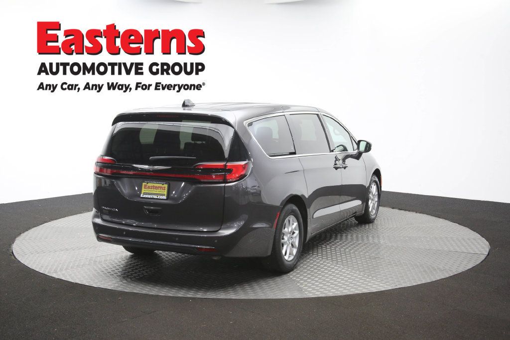 Used 2023 Chrysler Pacifica Touring-L FWD image 43