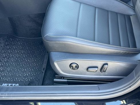 Certified 2024 Volkswagen Jetta SE w/ Panoramic Sunroof Package image 17