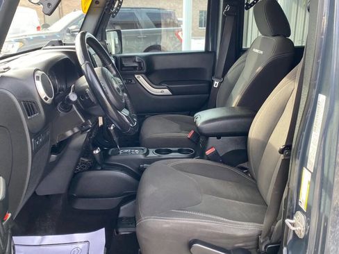 Used 2017 Jeep Wrangler Unlimited Rubicon w/ Cold Weather Group image 11