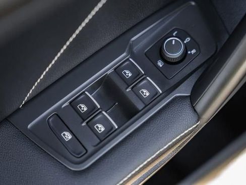 Used 2022 Volkswagen Tiguan SE w/ Panoramic Sunroof Package image 36