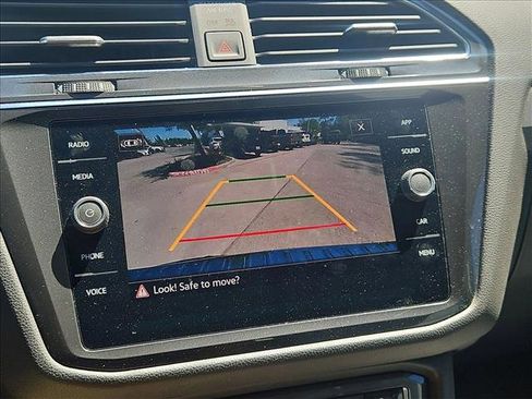 Used 2021 Volkswagen Tiguan SE image 13