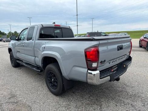Certified 2020 Toyota Tacoma SR5 w/ Blackout Package AWD/4WD image 9