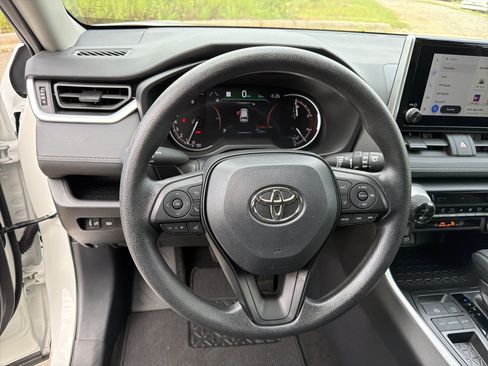 Used 2025 Toyota RAV4 XLE FWD image 23