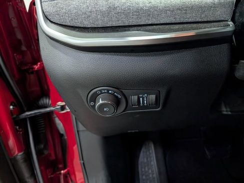 Used 2025 Jeep Compass Latitude AWD/4WD image 19