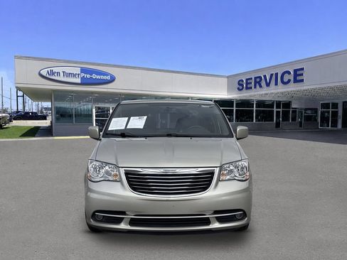 Used 2015 Chrysler Town & Country Touring FWD image 3
