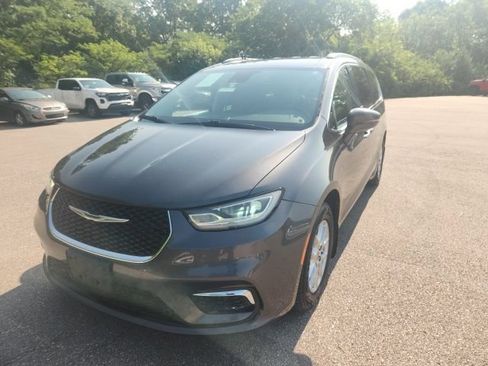Used 2022 Chrysler Pacifica Touring-L FWD image 3