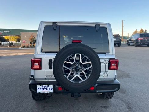 Used 2024 Jeep Wrangler Sahara image 9