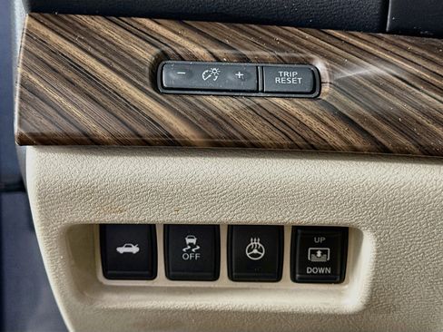 Used 2016 Nissan Maxima Platinum w/ Interior Lighting Package FWD image 17