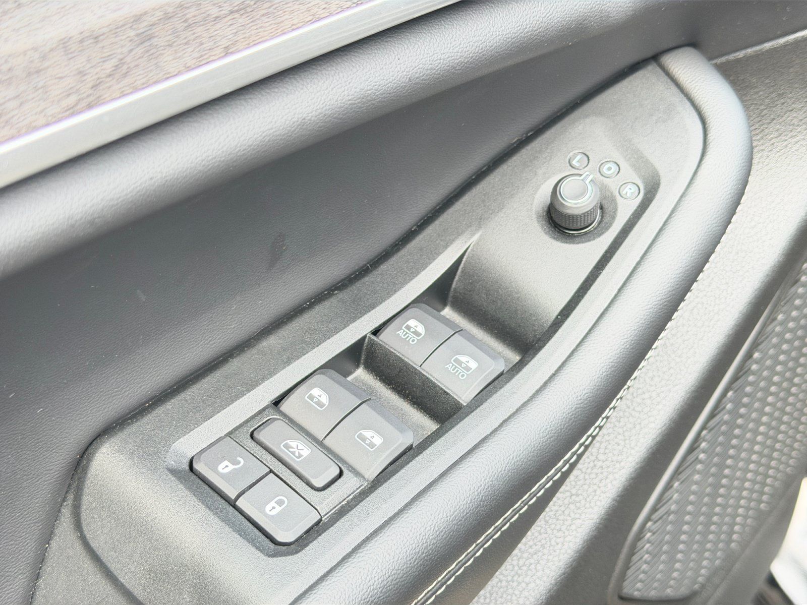 Used 2025 Jeep Grand Cherokee Limited AWD/4WD image 13