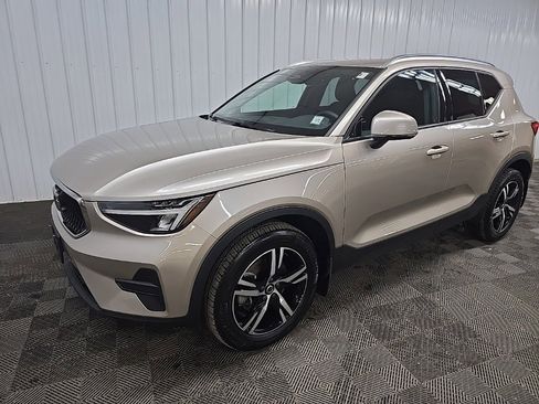 Used 2023 Volvo XC40 B5 Core image 8