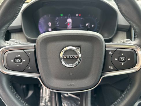 Used 2024 Volvo XC40 B5 Core image 24