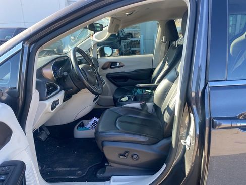 Used 2018 Chrysler Pacifica Touring-L w/ Tire & Wheel Group image 11