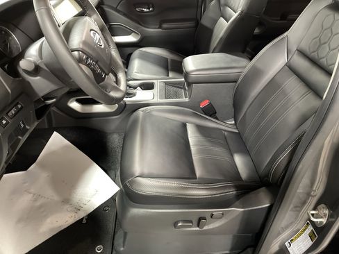 Used 2025 Nissan Frontier SL w/ Graphics Package image 13