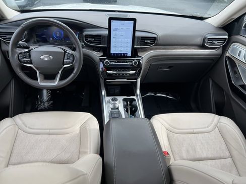 Certified 2022 Ford Explorer Platinum w/ Equipment Group 601A image 17