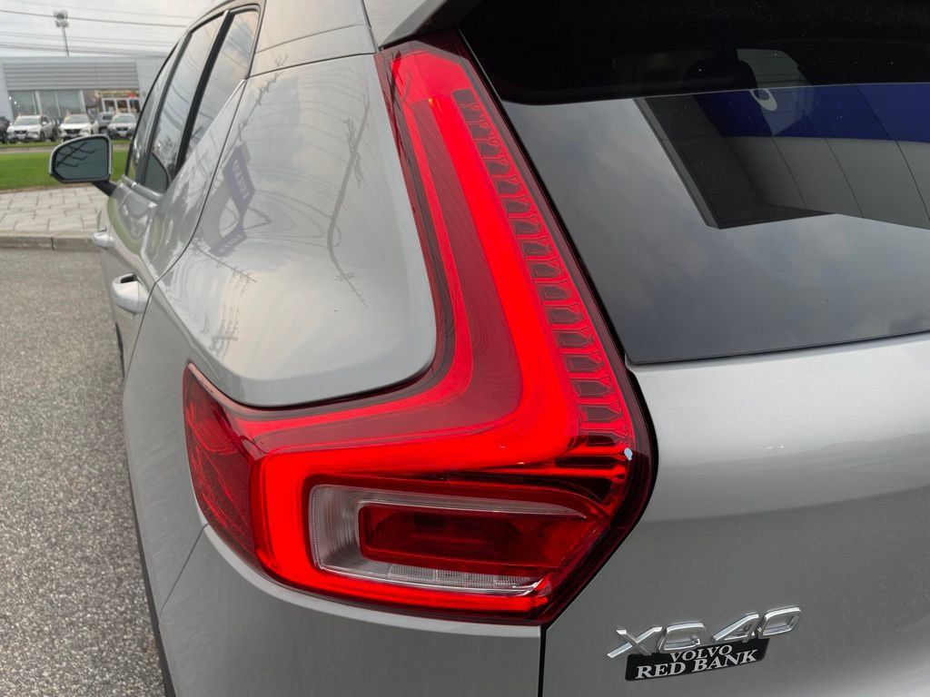 Used 2025 Volvo XC40 B5 Plus AWD/4WD image 11