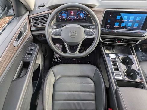 Used 2025 Volkswagen Atlas SEL AWD/4WD image 16