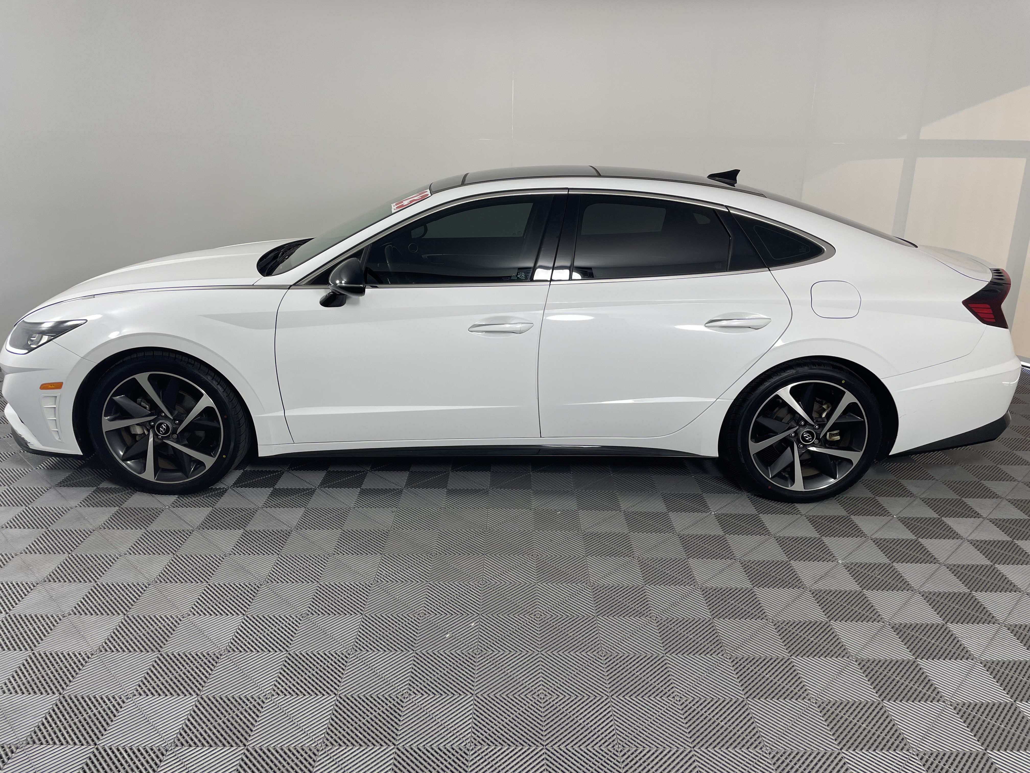 Used 2023 Hyundai Sonata SEL Plus w/ Preferred Accessory Package FWD image 2