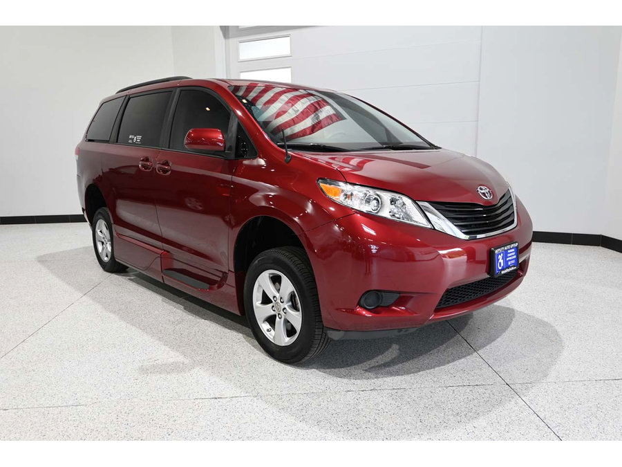 Used 2013 Toyota Sienna LE FWD image 3